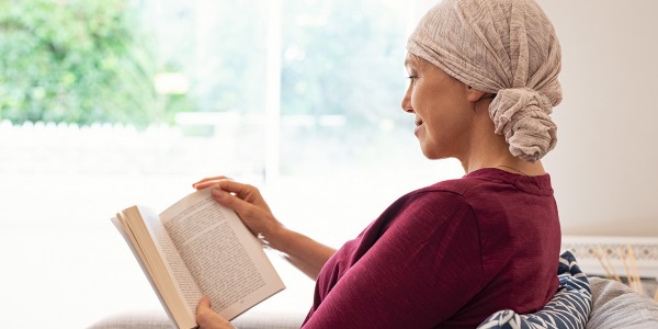 Jak pielęgnować i wzmocnić włosy po chemioterapii?