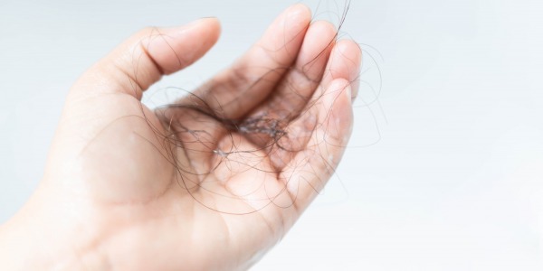 Wypadanie włosów po chemioterapii – co nosić na głowie?